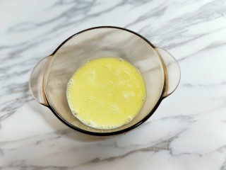 4、网红蕾丝蛋卷#华夫饼机器版#,用手动打蛋器将鸡蛋打散。