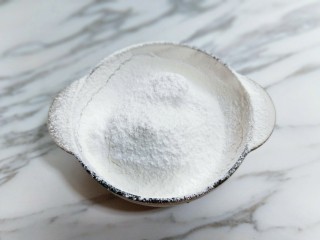 5、网红蕾丝蛋卷#华夫饼机器版#,再筛入低筋面粉，糖粉。(糖粉和面粉同时筛入即可)