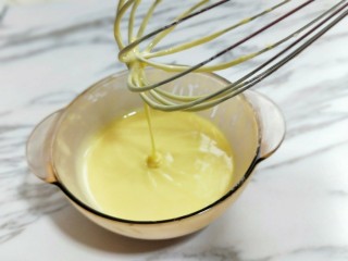 6、网红蕾丝蛋卷#华夫饼机器版#,再次用手动打蛋器，抽打均匀，且无干粉即可。