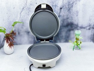 7、网红蕾丝蛋卷#华夫饼机器版#,准备华夫饼机器。