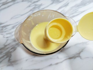 9、网红蕾丝蛋卷#华夫饼机器版#,这时将做好的面糊装入裱花工具里。