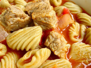 7、番茄牛腩猫耳朵,猫耳朵放开水锅里煮两三分钟，吃的时候浇上番茄牛腩卤