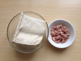 1、肉末豆腐,备好所需食材