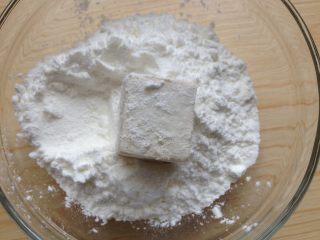 4、肉末豆腐,将豆腐块裹上淀粉