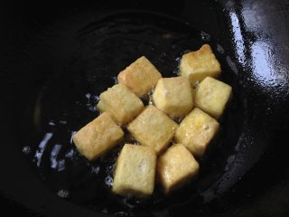6、肉末豆腐,中小火煎制金黄捞出备用