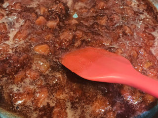 14、????自制草莓酱????,翻拌均匀柠檬汁；