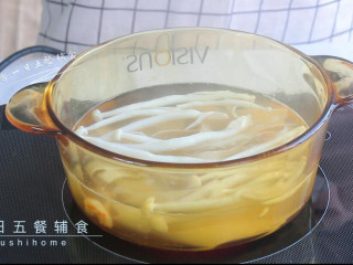 2、牛油果甜菜根寿司,海鲜菇入锅煮2分钟，豆腐皮焯烫一下。