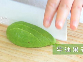 3、牛油果甜菜根寿司,牛油果切片。