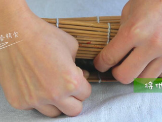 5、牛油果甜菜根寿司,将他们卷起来，料比较足，先卷一圈，最后看右手拉前方竹帘，两只手配合，可以将寿司拉圆拉紧。这个手法和卷蛋糕卷的手法一样的。