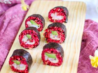 6、牛油果甜菜根寿司,将刀蘸水切寿司，每切一刀都需要蘸水。锯齿刀、普通刀都可以。