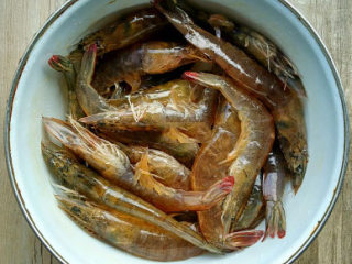 1、烤虾干,先把虾的胡须剪掉