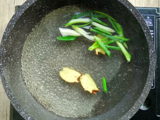 2、烤虾干,水烧开，加入葱姜