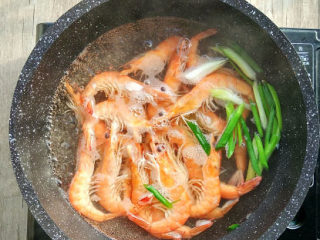 3、烤虾干,倒入虾，加点料酒，撒少许盐，煮至虾变色，捞起沥干