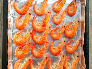 4、烤虾干,烤盘铺上锡纸，摆好虾。根据自己喜好撒椒盐，涂番茄酱等。或者不放