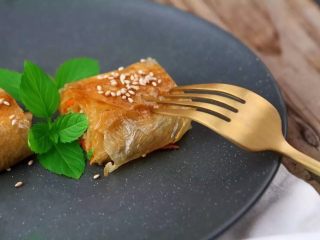 8、有个省事的招做豆腐皮？我好像瘦不下去了……腐皮杂蔬卷,煎至凉面金黄，用生抽、香油、胡椒粉调一碗酱汁，大火烧开后小火收汁，切成自己喜欢的形状摆盘