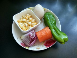 3、五彩炒饭,准备好其他的食材并洗净。