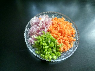 4、五彩炒饭,胡萝卜，洋葱，青椒切丁。