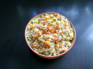 11、五彩炒饭,准备一个小碗，将米饭盛入碗中，并用勺压实。