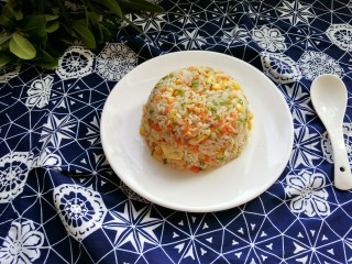 13、五彩炒饭,铺上桌布，香喷喷的五彩炒饭可以美美的吃起来了。