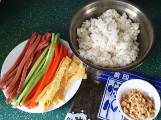 1、什锦火腿寿司,准备好相关做寿司的食材