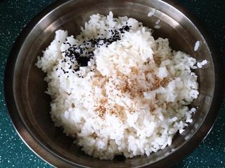 2、什锦火腿寿司,米饭加入食盐、白醋、麻油和黑白芝麻拌均