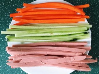 3、什锦火腿寿司,黄瓜、火腿和胡萝卜切长条