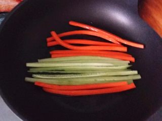 4、什锦火腿寿司,炒锅加热滴少许芥花油，将黄瓜、火腿和胡萝卜条放入过油断生后盛起