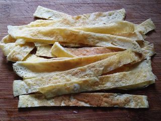 6、什锦火腿寿司,取出切成长蛋饼备用