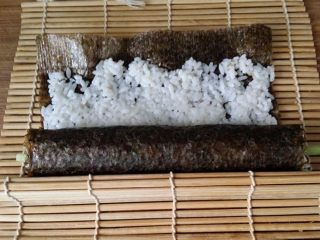 9、什锦火腿寿司,借助寿司竹帘向上轻轻卷起