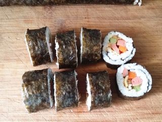 11、什锦火腿寿司,寿司刀粘少许麻油将寿司切段