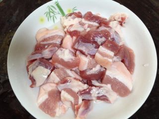 1、小土豆炖肉,五花肉洗净切小块