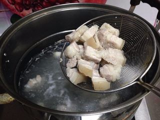 4、小土豆炖肉,五花肉放入冷水中煮开焯水(捞出肉时,一定要大火从中间捞,这样可以避免捞出浮沫)