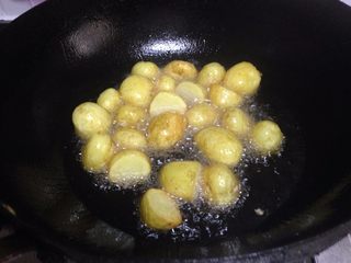 10、小土豆炖肉,锅内加适量油中火倒入土豆炸制表面金黄时捞出