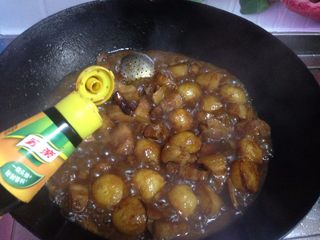 12、小土豆炖肉, 炖至土豆软面进味,猪肉软糯时加入家乐热炒鲜露搅匀即可出锅