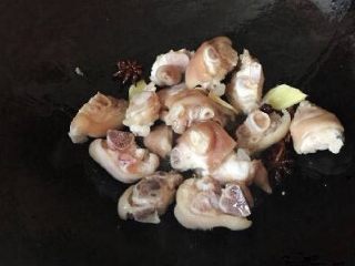 4、家常菜焖猪脚,快速翻炒，炒至微微焦黄加入料酒翻炒均匀，