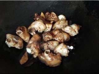 5、家常菜焖猪脚,接着加入老抽快速翻炒均匀上色，(还是那句话“生抽为主，老抽上色”，老抽只是调色的，不要放太多，成品颜色太黑就不好看了哦)