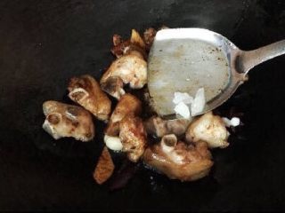 6、家常菜焖猪脚,然后加入冰糖翻炒上糖色，(冰糖也不要太多，以免太甜成品会很腻的，基本上我做出来的，一般人是吃不出放了糖的，加糖是为了提鲜)