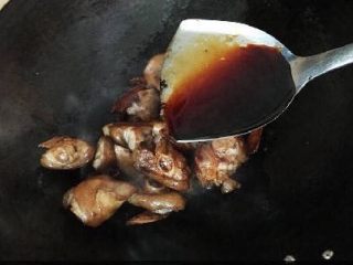 7、家常菜焖猪脚,然后加入两大勺生抽，翻炒均匀后加入大蒜和辣椒