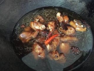 8、家常菜焖猪脚,此时的猪脚已经明显上色了，马上加入一定的水，要没过猪脚为宜，大火烧开