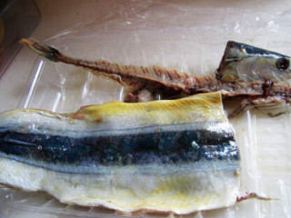 1、烤秋刀鱼吐司手卷,秋刀鱼把头部斩断丢掉，鱼肚摊开，剔除主骨