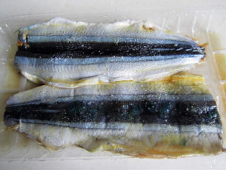 3、烤秋刀鱼吐司手卷,鱼肉摊平，鱼身内外抹柠檬汁，盐和糖，榨汁后的柠檬切5-6片，垫在鱼身下。密封好后，放入冰箱冷藏腌一夜