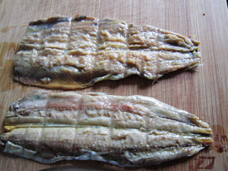 4、烤秋刀鱼吐司手卷,取出鱼肉，吸干多余水份，拍上少许淀粉，抖掉多余淀粉