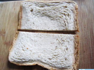 5、烤秋刀鱼吐司手卷,取吐司一片，用擀面杖擀平，一切为二