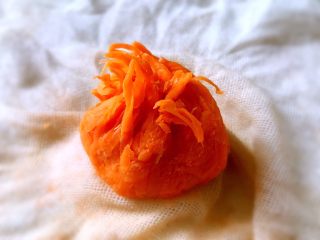 6、日式手鞠壽司飯團,????好的胡蘿卜擰干待用