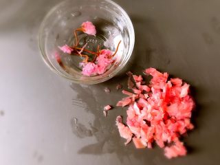 7、日式手鞠壽司飯團,姜片擰乾后切碎、櫻花用水泡后瀝干。