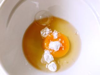 8、日式手鞠壽司飯團,蛋皮一個一個煎，放半勺黃油，少許鹽和澱粉攪勻。