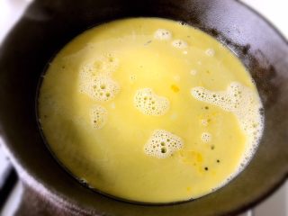 9、日式手鞠壽司飯團,煎鍋抹少許油，最小火煎蛋，我的用直徑20cm的小鐵鍋，1個蛋液沒用完還剩一點，這樣4個蛋正好煎出5個蛋皮。