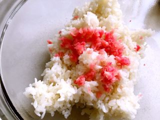 10、日式手鞠壽司飯團,分出一點米飯做櫻花飯團，米飯趁熱加入壽司醋和姜碎，快速輕輕攪勻即可。