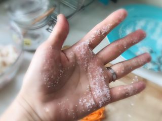 11、日式手鞠壽司飯團,把手打濕沾薄薄一層鹽（我沾的有點多了，因為飯團小巧所以有點鹽，大家請注意）