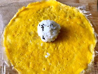 18、日式手鞠壽司飯團,同樣手法將飯團放在蛋皮上